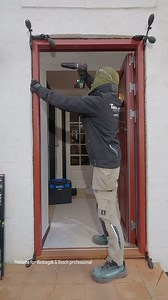 Montering af flot facadedør 🚪 Opgaven bestod i en udskiftning af facadedøren. Den gamle var rådnet væk i bunden og kunden ville gerne have en dør, som lignede den gamle. Jeg bruger næsten altid Winbag, når jeg monterer døre og vinduer. I gamle bygninger er væggene sjældent lige og så er det dejligt, at puderne kan komme ind overalt. Jeg prøver så vidt muligt at planlægge arbejdet, så jeg undgår tunge løft, ellers har jeg en hjælper med. Men som enkeltmand er det ikke altid, at det lykkedes og s