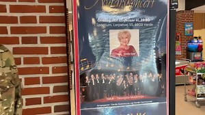 Birthe Kjær er solist ved SMUK Nytårskoncert 2024 Legendariske Birthe Kjær har været en del af den danske musikscene i omtrent 40 år og begejstringen for, at få hende som årets solist er rigtig stor. Hun er lige blevet 75 år, men er i den grad still going strong, og det er helt fantastisk, så bredt hun favner. Oplev hende til årtets nytårskoncert Lyt med her. Billetter: https://www.place2book.com/da/sw2/sales/tiett59gm9 Nytårskoncerten i Varde annonce | GoVarde.dk