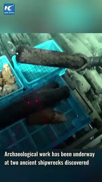 Watch how a submersible retrieves artifacts from shipwrecks at the depth of about 1,500 meters in the ocean. #shipwreck #submersible #relics #deep | China Xinhua Sci-Tech
