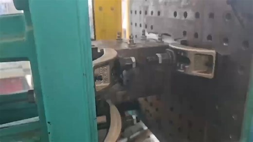 自由曲面注塑成型 （FIM），采用 xMold 可溶解树脂的 3D 打印嵌件。