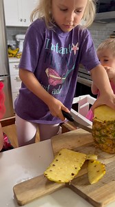 Abby makes smoothie for her little sisters 🌸💚 | CookingwithSammy