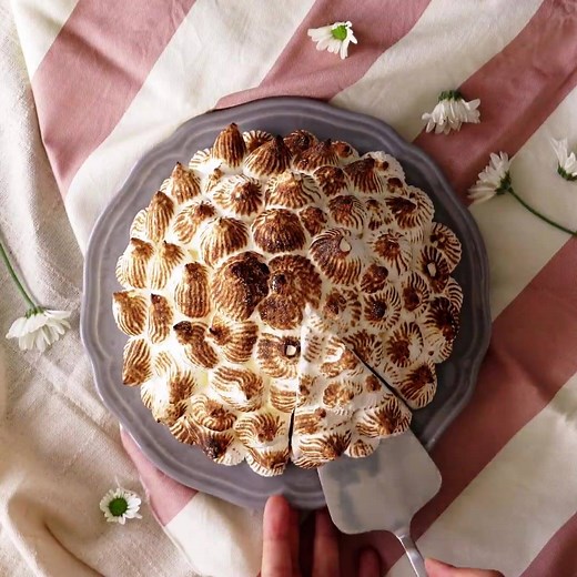 ベイクドアラスカ(メレンゲアイスケーキ) レシピを探しやすいインスタも見てね！ https://www.instagram.com/tastemade_japan/ | Tastemade Japan