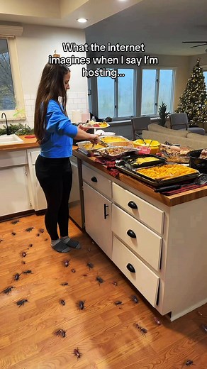 Every just assumes the mouse lady has roaches 😅 | MouseTales