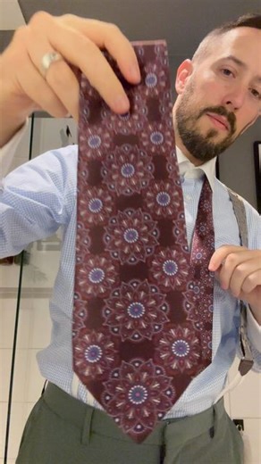 Renato Amburgo on Instagram: "Half Windsor tieknot - #anzug #herrenmode #krawatte #tie #suit #suitandtie #cravatta #sprezzatura #abito #traje #ootd #howto #howtotieatie #moin #hamburg #Accessoires #outfit #silk #seide #model #suitup #dapper #germany #dandy #stylish #bear #040 #büroalltag #büro [Werbung durch Markennennung,Ad]"