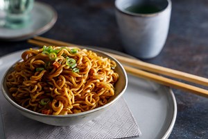 Makaron po chińsku, który zachwyca smakiem! Sekret tkwi w tych składnikach