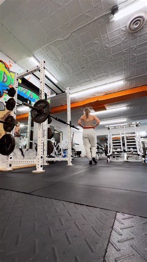 Jessica Abramson on Instagram: "SQUAT / PUSH WORKOUT ⬇️ Every movement today plays a role in improving full-body strength + functional carryover: 💢 Barbell Zercher Squat — 5x3 💢 Zercher Deficit Reverse Lunge — 4×10 💢 Decline DB Bench Press — 3x8 💢 DB Shoulder Press — 3×8 💢 Decline Plate Sit-Up + Press — 3x10 Building strength isn’t just about lifting heavy — it’s about choosing movements that reinforce good mechanics. When combined, these patterns build a stronger core, better posture, and 