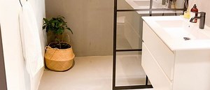 Microcement in the shower and on the walk-in shower base