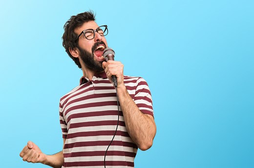 Las 48 mejores canciones de karaoke para montar una fiesta en casa