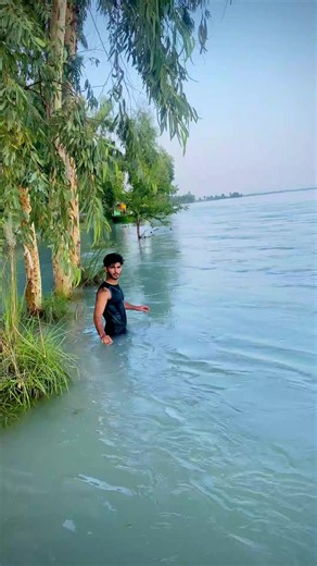 Swimming 🏊🏻 anyone who can defeat me 🔥 in mighty river indus🌊 #pakistantoponeswimmer #pukhtoon #swimming #viraltiktok