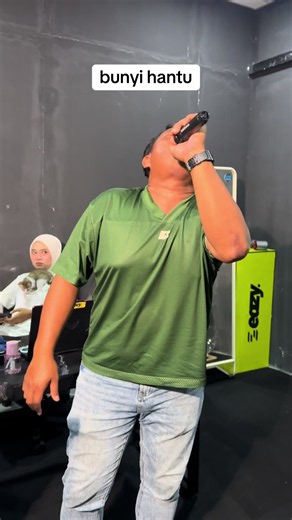 Set Karaoke Mudah Alih dengan 2 Mikrofon — Bunyi Hantu?