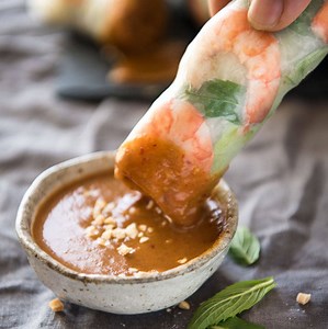 202K views · 943 reactions | Vietnamese Rice Paper Rolls are packed with bright, fresh flavours and served with an insanely addictive Vietnamese Peanut Dipping Sauce that takes a minute to make. With a couple of cheeky tricks, step by step photos and an easy to follow video, you’ll be rolling perfect rice paper rolls like a pro in no time! https://www.recipetineats.com/vietnamese-rice-paper-rolls-spring-rolls/ | RecipeTin | Facebook