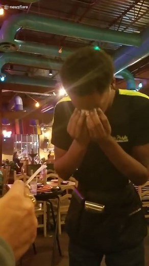 He tipped the waiter $300...what a legend! 👏🏻 | LADbible