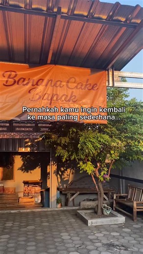 Pernahkah kamu ingin kembali ke masa paling sederhana? Saat kebahagiaan terasa begitu dekat… Sesederhana suara vespa tua yang bapak kendarai sore hari, angin sawah yang menyapa lembut, dan aroma pisang matang dari dapur ibu yang selalu terasa seperti rumah. Aku masih ingat tawa kecil itu. Tangan bapak di setang vespa, ibu di belakang, aku dan adikku di tengah—berempat, menembus senja. Kenangan itu begitu hidup, hangat, dan sulit kulupakan. Dan kini, semua perasaan itu… kami tuangkan dalam setiap