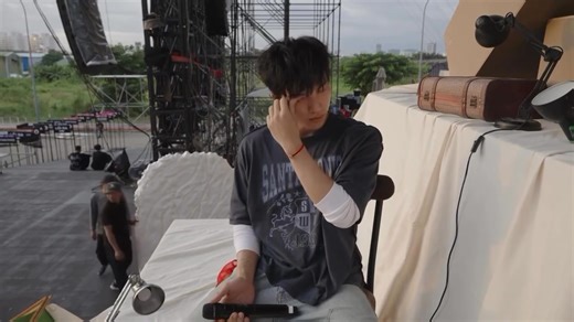 109K views · 4.2K reactions | Phiên bản rehearsal 'Exit Sign' của HIEUTHUHAI, chuẩn bị cho sân khấu “cực suy” vừa qua ❤️‍啕 (Video: nquin) | Đài Phát Thanh. | Facebook