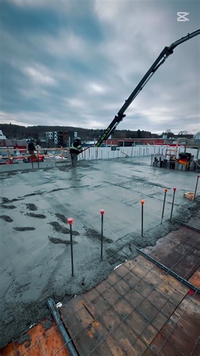 🏗 Coulée de béton de la dalle du 3e niveau ! 🔥 #ICF #coffrageisolant #construction #building #integraSPEC #icfconstruction #concrete #concreteconstruction #architecture #beton | Les Coffrages Isolants.com