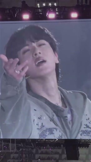 “Jin’s flying kiss stole my heart 😭💜”“When Kim Seokjin sends a flying kiss 😘”