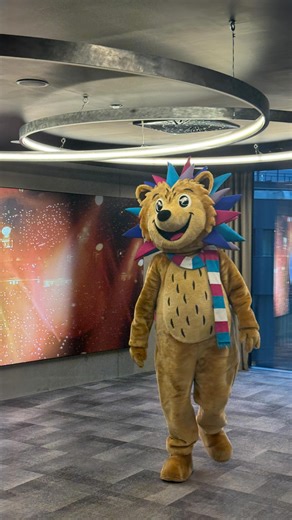 Ježek EDA si včera omrknul stylový @stageshotelprague ✨ Už se těší na březen 2026, kdy pouhou svojí přítomností vykouzlí úsměv na tvářích návštěvníků na největší sportovní události roku ✨ @isuprague2026 ✨ u nás v O2 areně. Pokud ještě nemáte vstupenky, tak neváhejte. Těšíme se na vás! 💙✨ @o2arenapraha 24. 3. - 29. 3. 2026 ✨ ISU mistrovství světa v krasobruslení 2026 | O2 arena