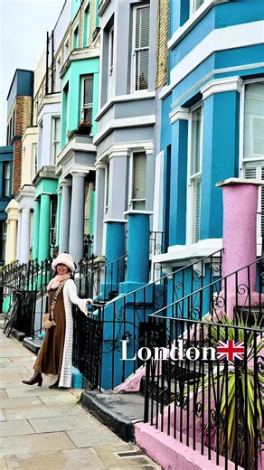 【ロンドン駆け足One Day Trip】 交通網がしっかりしてる London🇬🇧は ちょっと郊外まで足を伸ばしても１日で色んな所周れる 電車やバスはカードのタッチで行けるから 切符やチャージの必要もなしなのが嬉しい✨ 本場のフィッシュandチップスは絶対食べてみたくて！ ファストフード店みたいなとこで注文したら フィッシュ1枚で3000円したのは驚き‼️ 付け合わせのマヨネーズはしっかり200円😱 でもおいしかった〜 📍Sketch 行ってみたかったスケッチ 部屋ごとに全然雰囲気違くて アフティーやディナーで行くなら予約必須 私たちは予約しなかったので1番お手軽なカフェへ 世界一可愛いトイレ🚺は必須！ トイレに行くのにこんなワクワクしたの初かも❣️ ロンドンはかなり物価も高いので お宿はアパートメントタイプがおすすめ！ キッチンに洗濯機などもついてお部屋も広い 自炊したから１食1000円くらい💓 あ、あと木曜日に訪れた金融街にある 📍レドンホールマーケット あまりに飲んでる人が多すぎて 大企業の打ち上げとかかな？と思ったら 日常の姿らしく！ ロンドンでは土日には 家族