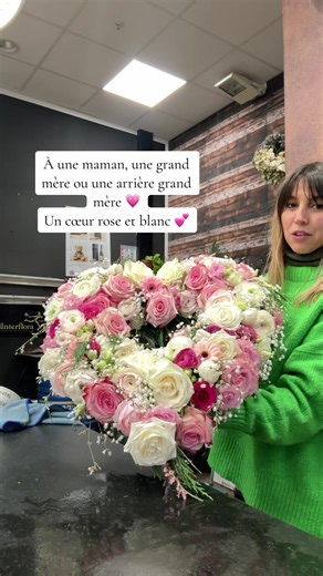 Hommage floral : Cœur rose et blanc pour un être cher