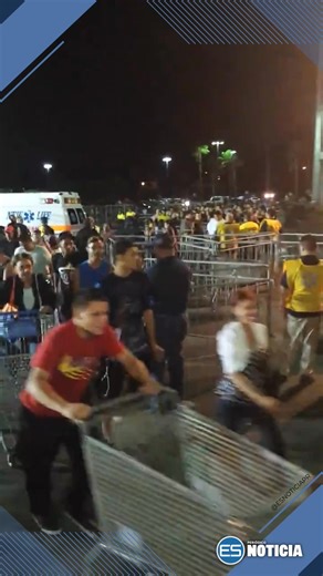 8.9K views · 37 reactions |  Marcada merma de clientes que -hoy acudieron a la 'Venta del Madrugador' en comparación con el 2014. | Es Noticia PR | Facebook