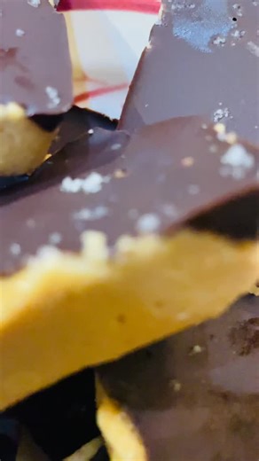 ⚠️ RECETTE PROTÉINÉE : STOP AUX FAUSSES IDÉES ! ⚠️ On te montre comment créer ta barre hyper-protéinée (parfaite pour le post-workout ou une collation solide), mais on doit être clairs : Ceci est une barre SAINE, PAS une barre de RÉGIME ! Sur les réseaux, on oublie souvent que la poudre d’amande et le beurre de cacahuète sont excellents pour la santé, mais qu’ils sont aussi riches en lipides (et donc en calories). Le secret, c’est l’équilibre. Si tu cherches de l’énergie et de la construction mu