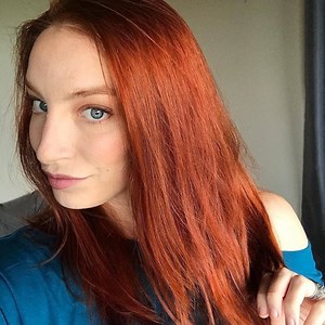 Check out this season’s hottest hair color trend—gingerbread red, a rich, coppery hue that positively screams look-at-me (you won’t want to look away). Go gingerbread red using our universally flattering Radiant Cream Color in Carrara Crimson 7RC. | Madison Reed