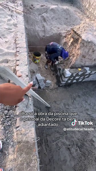 Atualização da piscina na casa de praia abandonada