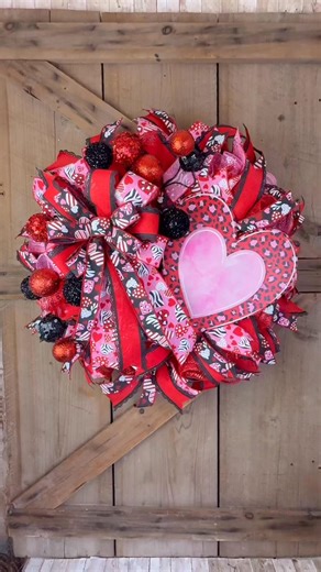 Go girly and glam for Valentine’s Day with this leopard print wreath from SweetAriaDecor.com #valentinesday #valentinedecor #Wreath #leopardprint #foryourpage | Sweet Aria Decor and Supplies
