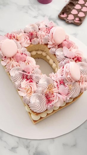 Decorating a Beautiful Letter D Cake
