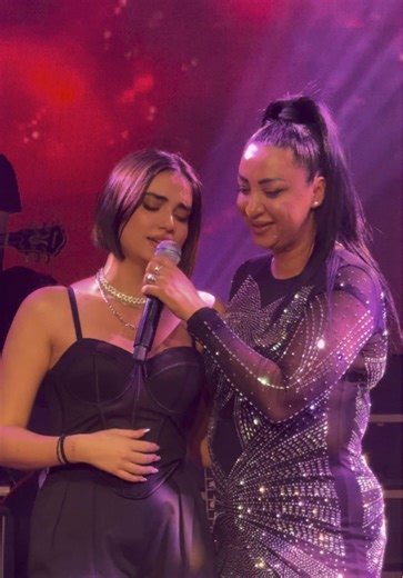 Συγκινήθηκε η Εβίτα με την Εύη @Evi Koulkouvini @Evita Sereti #bouzoukia #greekmusic #evitasereti #koulkouvini #kapsoura