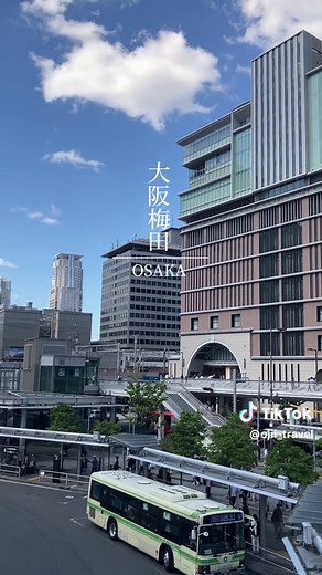 大阪駅と梅田駅の違い | 梅田の街並みと梅田スカイビルを探索