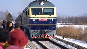 Markt auf dem Zug Seit 2013 ist der Zug 4318 direkt an den Fuß des Berges im Dorf Xiwei in der Provinz Liaoning gefahren, um den Dorfbewohnern das Reisen zu erleichtern. Während des Neujahrsfestes stellt die Behörde ein Zugabteil zur Verfügung, um einen speziellen Markt mit lokalen Produkten einzurichten, damit die Dorfbewohner ihre Waren an Bord des Zuges verkaufen können. #vista #chunjie #sannong | CRI German | Facebook