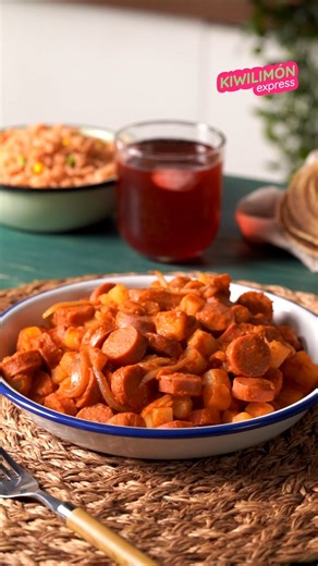 ¿No sabes qué hacer de comer hoy? 🧐Estas salchichas con papas son rápidas, económicas y súper sabrosas. Perfectas para toda la familia. 😋 Receta: https://bit.ly/3HbuyO1 | kiwilimón