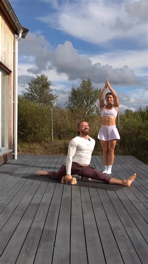 Summer on Instagram: "Handstand split challenge with @andry_strong #calisthenics #handstandchallenge #handstandpress Pbars: @movement_made"