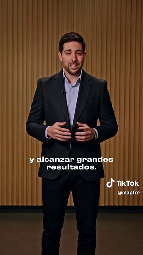💸 ¿Invertir? Sí, pero… ¿por dónde empiezo? 🤔 Tomar la decisión de invertir puede parecer abrumador, pero dar el primer paso es más sencillo de lo que crees. Aquí te contamos lo esencial para empezar a construir tu futuro financiero con confianza. Porque ahorrar está bien, pero invertir es lo que realmente marca la diferencia .📈 👉 ¡Descúbrelo ahora! Dale like si quieres más episodios de #LasCosasClaras #MAPFREexplica #CuidamosLoQueTeImporta #EducaciónFinanciera