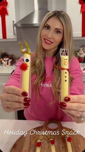Michelle | Mom Life • Decor • DYI • Travel ✈️ on Instagram: "If you need a last-minute class party snack… THIS IS IT. 🤎⛄️ Turning simple string cheese into the cutest holiday snacks! First up: Reindeer string cheese 🦌 Cut a pipe cleaner in half, twist it into antlers, add googly eyes, and a tiny red pom-pom nose. Instant Rudolph! Then: Snowman string cheese ⛄️ Draw a top hat, eyes and a smile with a black marker, add a little orange carrot nose and then tie on a ribbon scarf! Perfect for lunch