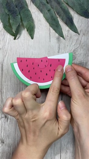 Cute watermelon card idea 😊🍉 Oh I am so craving watermelon now 😅 There is nothing better on a hot sunmer day than a nice cool water melon, don’t you think? Anyway hope you like this cute interactive card 😊🍉 #papercrafting #cardmaking