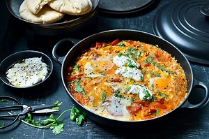 Shakshuka uit de Airfryer 🍅🍅🌶 Wil jij ook alles maken met je Airfryer blijf dan volgen. Shakshuka is officieel een ontbijt dat veel wordt gegeten in het middellandse zeegebied en het midden oosten. Het gerecht bestaat uit gepocheerde eieren in een kruidige tomatensaus en wordt vaak in een pan bereid. Het voordeel wanneer je dit in een Airfryer bereid is dat door het warmte element wat bovenin zit de eieren sneller gaar zijn en altijd perfect stollen. Wie maakt dit heerlijke ontbijt want dit i