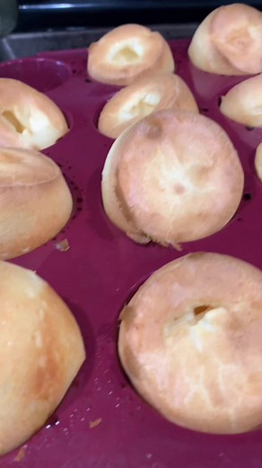 You’d be surprised how EASY it is to make Brazilian Cheese Bread at home! These are ooey gooey bites of heaven 🤌🏼 #braziliancheesebread #paodequeijo #easyrecipe #tapiocaflour | Cook It Erica