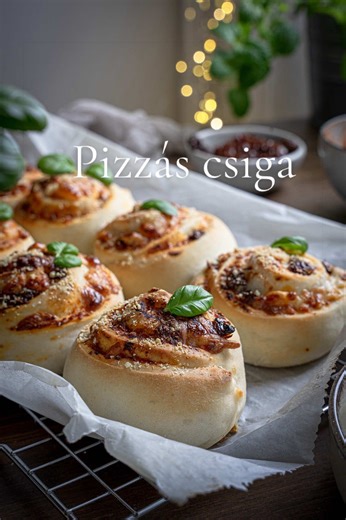 Reklám| Három sajtos Pizzás csiga Bár a pékségek vagy az üzletek polcai roskadoznak tőlük, a házi változatnak nincs párja: az illat, ami belengi a lakást sütés közben, és hogy tudod, pontosan mi került a tekervények közé - ez minden percnyi kelesztést megér 😉 Sűrű paradicsomszósszal, rengeteg sajttal és az elmaradhatatlan bazsalikommal, ami vizuális élményként is pöpec 😄 Kis barátom, a KENWOOD TITANIUM CHEF PATISSIER XL segítségével a tészta elkészítése gyerekjáték, a kelesztési időt könnyen l