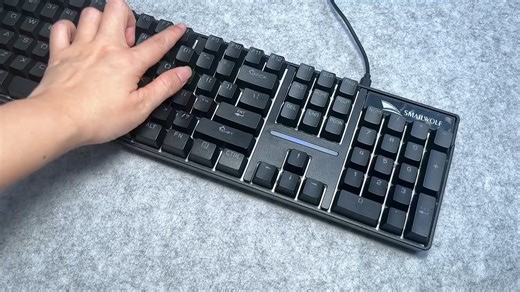 斯迈狼SK18机械键盘有线电竞青轴发光游戏办公台式电脑笔记本通用键线分离_奶酪