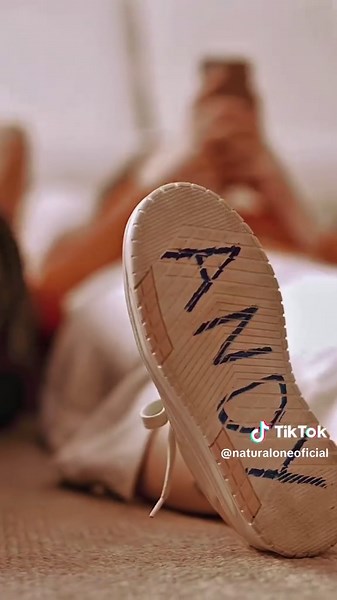 De geração em geração, tem um filme que conecta todo mundo: Toy Story. Uma foto de sapato escrito