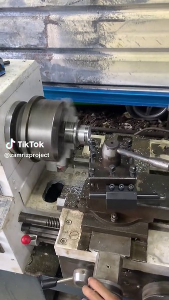 Metalworking Process: Operating a Lathe Machine