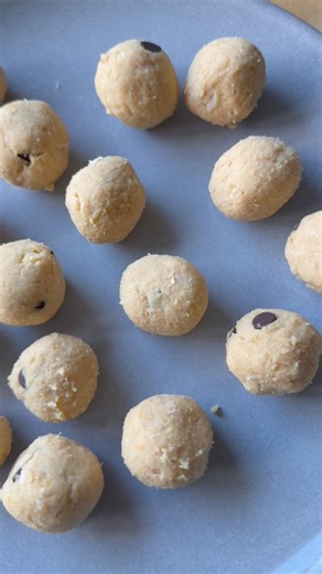 Chickpea Protein Balls (16 balls total) High-protein, perfect as a quick snack 💛 Ingredients: • 240 g canned chickpeas • 30 g peanut butter • 20 g honey • 20 g oat flour • 30 g Vanilla Whey • 20 g dark chocolate • Pinch of salt • 1 tsp vanilla extract Macros (per ball): 52 kcal • 2.87 g protein • 1.87 g fat • 5.31 g carbs High-protein, simple and SO easy to make 🙌 #highproteinsnacks #proteinballs #snackideas #macrofriendly #mealprepideas | Myvitalite