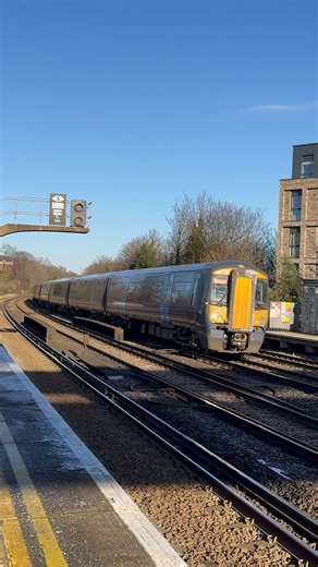 Southeastern Class 375 passes Forest Hill