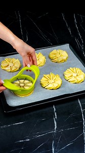 782K views · 4.7K reactions | Un dessert en 5 minutes ! Juste de la pâte feuilletée et 2 pommes Ingredientes: pâte feuilletée: 800 g pommes vertes: 2 pc jus de citron: 40 ml sucre: 100 g pommes vertes: 1 pc oeufs: 1 pc La boisson: pomme rouge: 1 pc orange: 1 pc menthe: 20 g bâtons de cannelle: 2 pc miel: 30 g sachet de thé: 1 pc | Savoureux.tv | Facebook