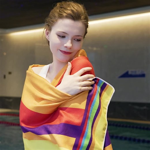 Large-sized beach towel, 70 inches × 35 inches extra-large, lightweight, compact and sand-resistant. It has a soft texture and is a multi-purpose towel, suitable for scenarios such as travel, swimming pools, beaches, yoga, and camping.