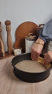 🍊 Schneller Mandarinen-Schmandkuchen ~ alle lieben es und wollen das Rezept!! Zutaten Mürbeteig 1 Ei 125 g weiche Butter 75 g Zucker 250 g Mehl 1 Pck. Vanillinzucker 1 TL Backpulver Belag 2 Dosen Mandarinen (Abtropfgewicht je ca. 175 g) Schmand Füllung 600 ml Milch 2 Pck. Vanillepuddingpulver 200 g Zucker 800 g Schmand Zubereitung Mürbeteig Alle Zutaten zu einem weichen Mürbeteig verkneten. Teig in eine gefettete Springform (26 cm) drücken – Boden und einen kleinen Rand formen. Belag Mandarinen