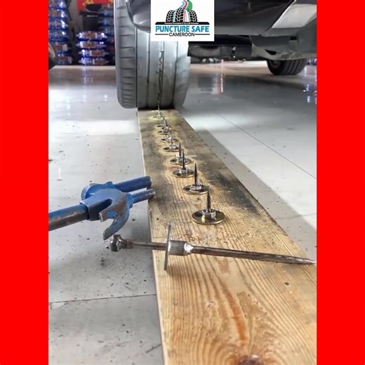 Quelques caractéristiques de PUNCTURESAFE: ✓ Il refroidit systématiquement le milieu intérieur du pneu pendant que le véhicule roule et maintient une bonne pression de l'air dans le pneu : Ces deux facteurs diminuent la susceptibilité d'éclatement du pneu et facilitent les mouvements des roues, ce qui facilite le travail du moteur et diminue la consommation de carburant. ✓Il s'étale et recouvre toute la surface intérieure du pneu grâce à sa viscosité. Il ne s'accumule pas au fond du pneu lorsque