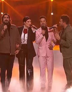 #EnCambioNo Ieri il primo live de @lavozantena3! ✨ Che emozione aprire la serata cantando “En Cambio No” con @antoniorozco10, @luisfonsi e @pablolopezmusic. Non vi ringrazierò mai abbastanza per aver condiviso questo momento con me! ❤️ Grazie anche ai miei ragazzi Ana, Fran, Gabriel e Sergio, #EquipoLaura per sempre! Laura Pausini Vi aspettiamo il prossimo venerdì con il secondo live. Sergio e Ana vi sorprenderanno, MA… non posso anticiparvi nulla! 🤐 ¡Ayer fue el primer directo de @lavozantena3